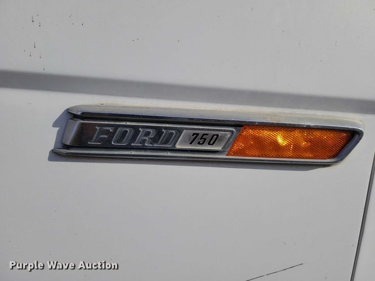 image for item EA2809 1975 Ford 750 grain truck