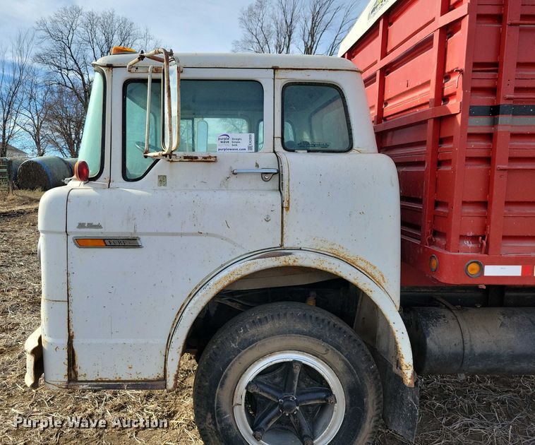 image for item EA2809 1975 Ford 750 grain truck