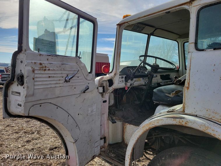 image for item EA2809 1975 Ford 750 grain truck