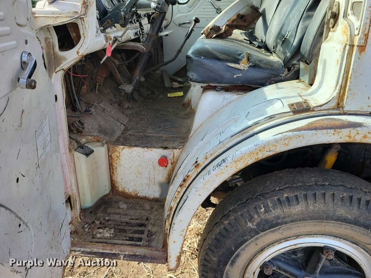 image for item EA2809 1975 Ford 750 grain truck