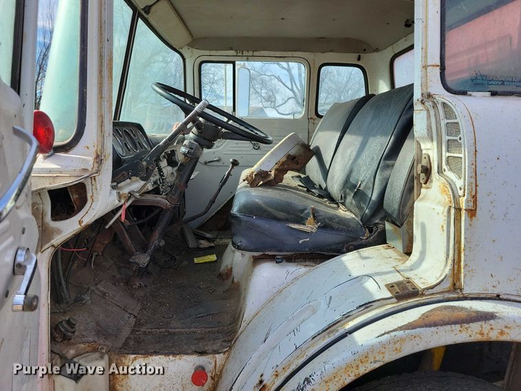 image for item EA2809 1975 Ford 750 grain truck