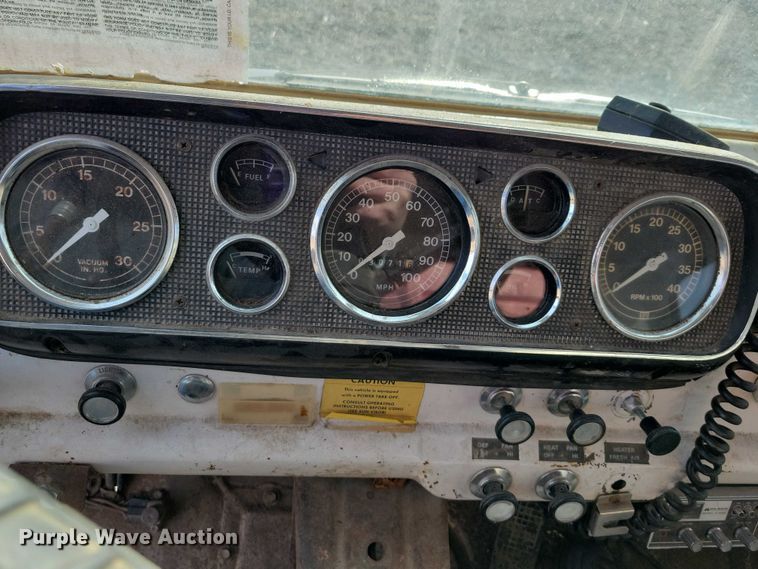 image for item EA2809 1975 Ford 750 grain truck