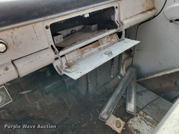 image for item EA2809 1975 Ford 750 grain truck