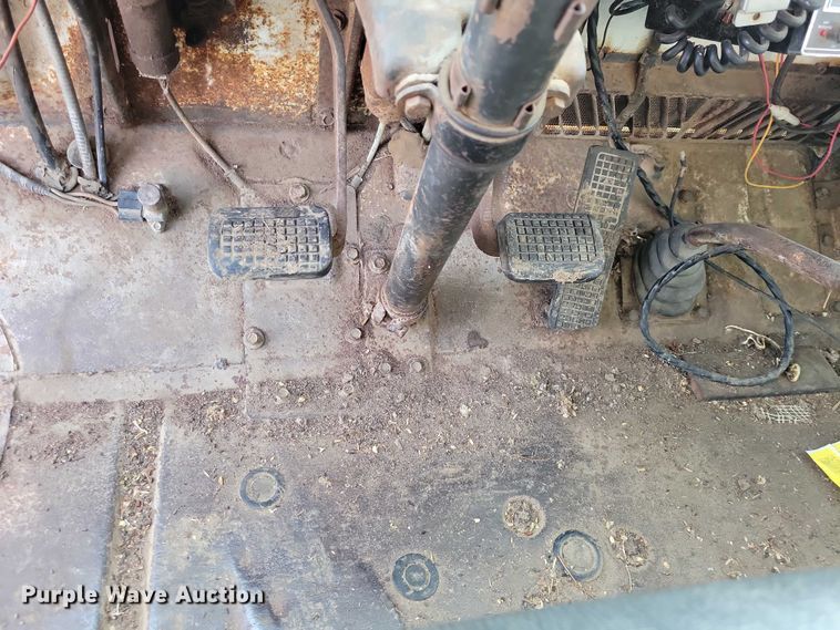 image for item EA2809 1975 Ford 750 grain truck