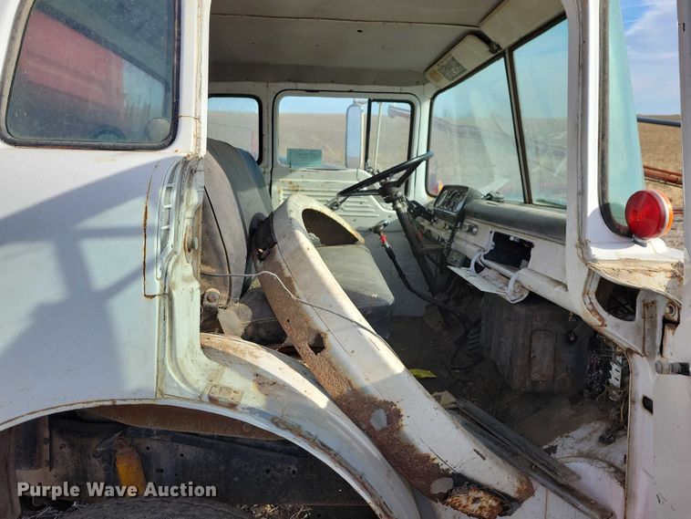 image for item EA2809 1975 Ford 750 grain truck