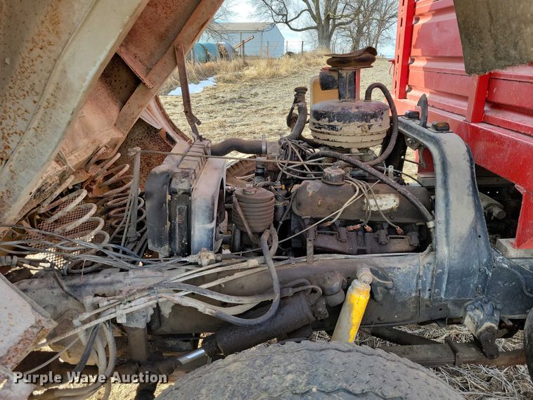 image for item EA2809 1975 Ford 750 grain truck