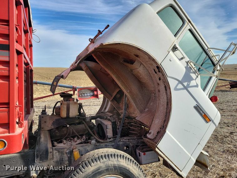 image for item EA2809 1975 Ford 750 grain truck