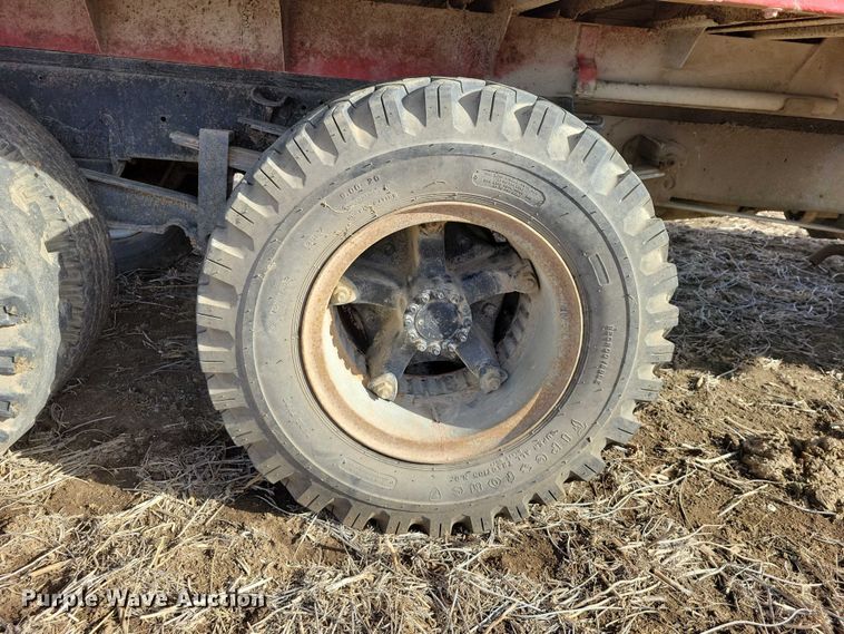 image for item EA2809 1975 Ford 750 grain truck