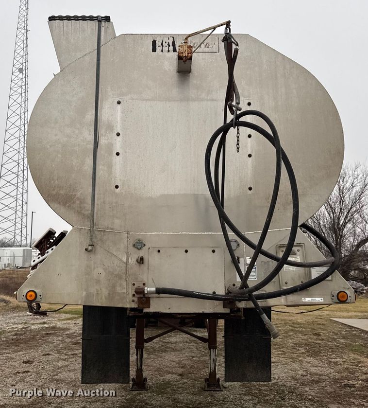 image for item EN0181 2006 Pacer AT45L feed delivery trailer