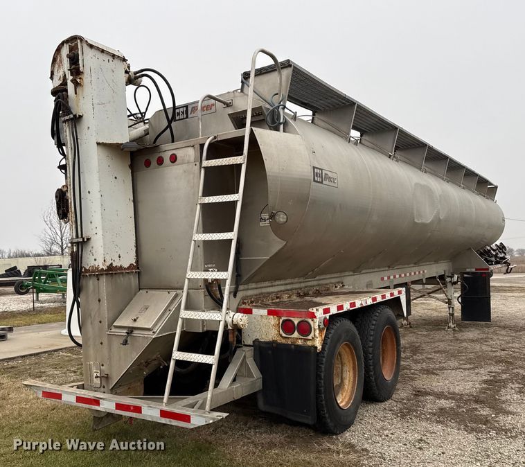 image for item EN0181 2006 Pacer AT45L feed delivery trailer