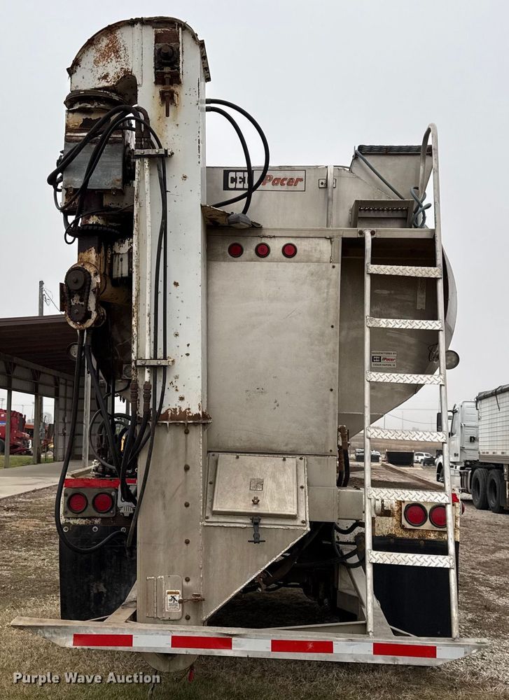 image for item EN0181 2006 Pacer AT45L feed delivery trailer