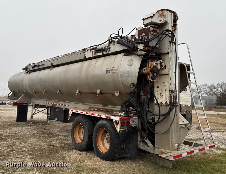 image for item EN0181 2006 Pacer AT45L feed delivery trailer