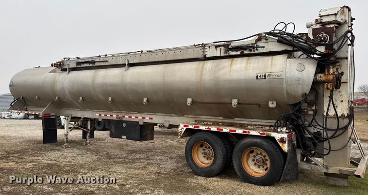 image for item EN0181 2006 Pacer AT45L feed delivery trailer