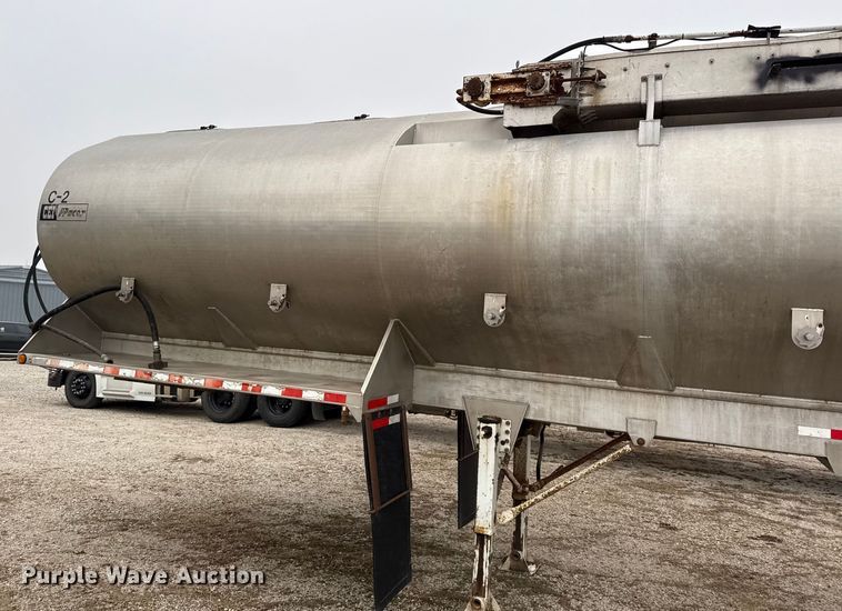 image for item EN0181 2006 Pacer AT45L feed delivery trailer