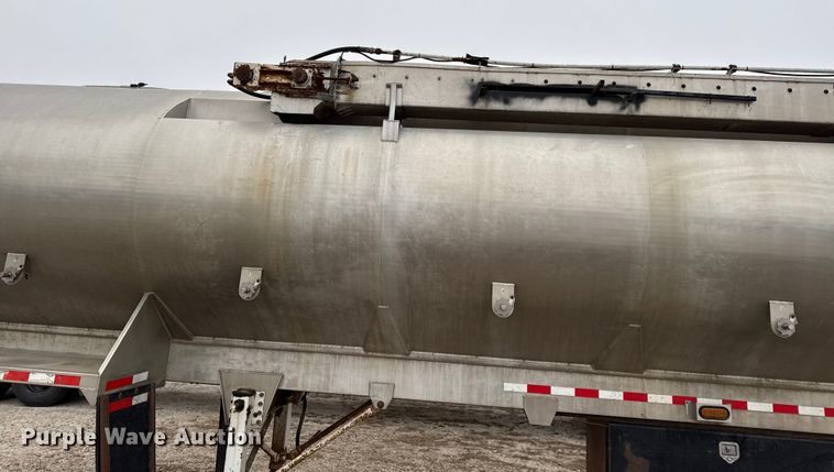 image for item EN0181 2006 Pacer AT45L feed delivery trailer