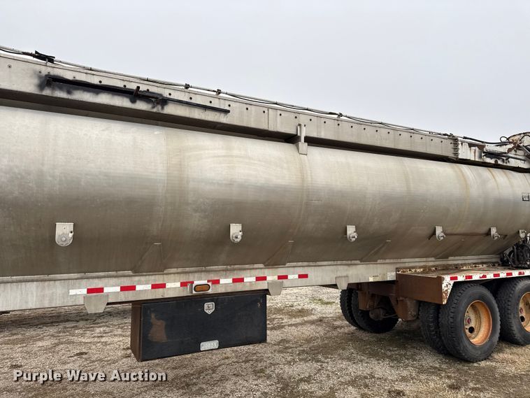 image for item EN0181 2006 Pacer AT45L feed delivery trailer