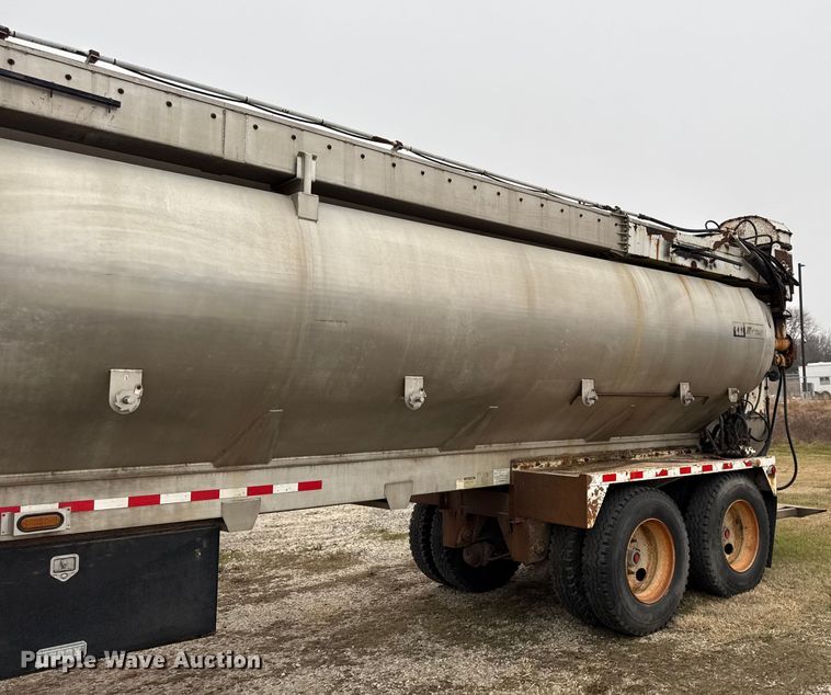 image for item EN0181 2006 Pacer AT45L feed delivery trailer