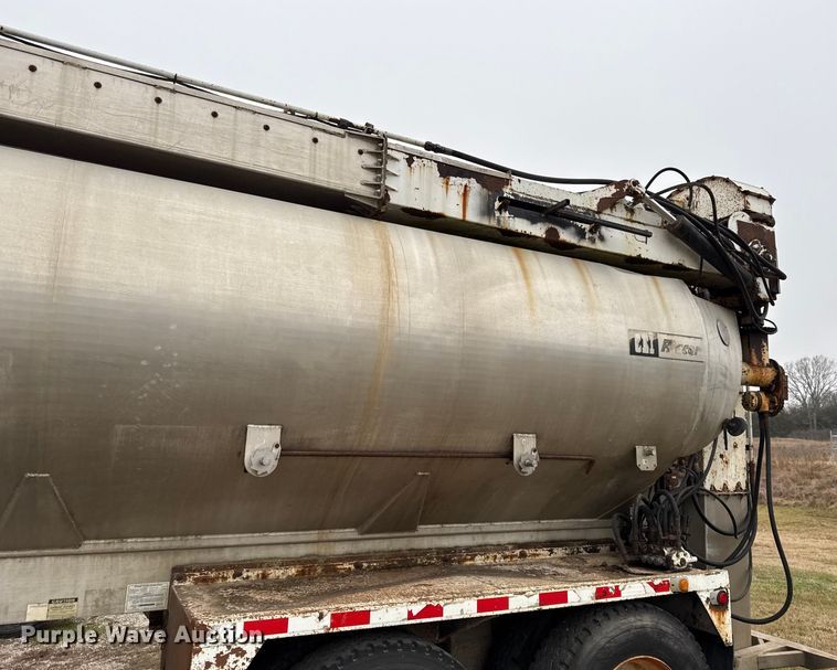 image for item EN0181 2006 Pacer AT45L feed delivery trailer