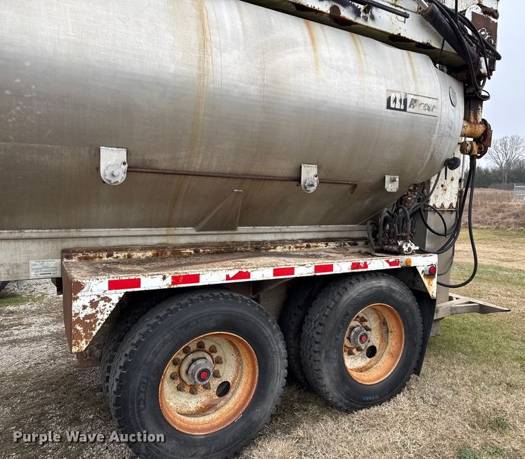 image for item EN0181 2006 Pacer AT45L feed delivery trailer