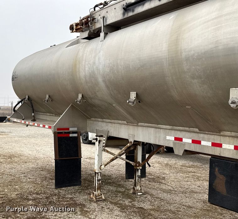 image for item EN0181 2006 Pacer AT45L feed delivery trailer