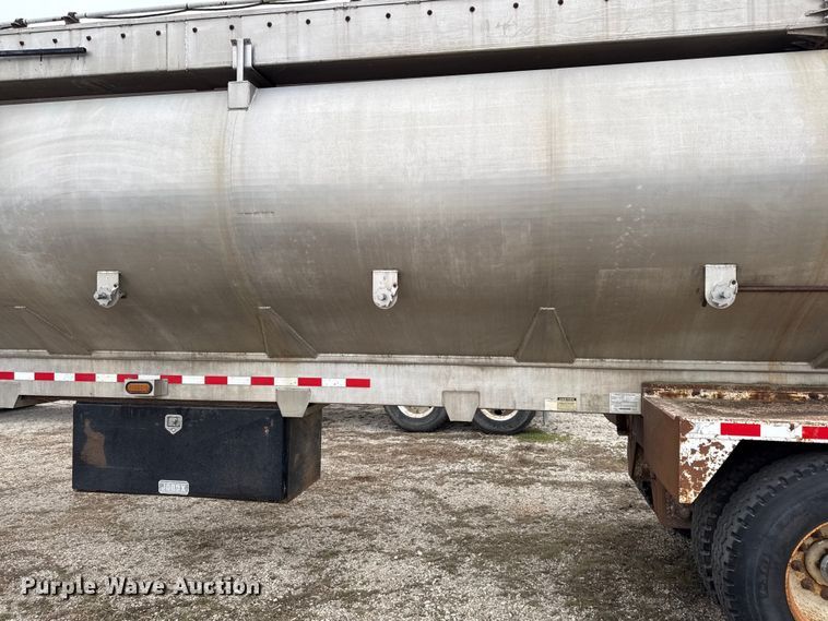 image for item EN0181 2006 Pacer AT45L feed delivery trailer