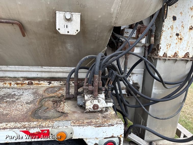 image for item EN0181 2006 Pacer AT45L feed delivery trailer