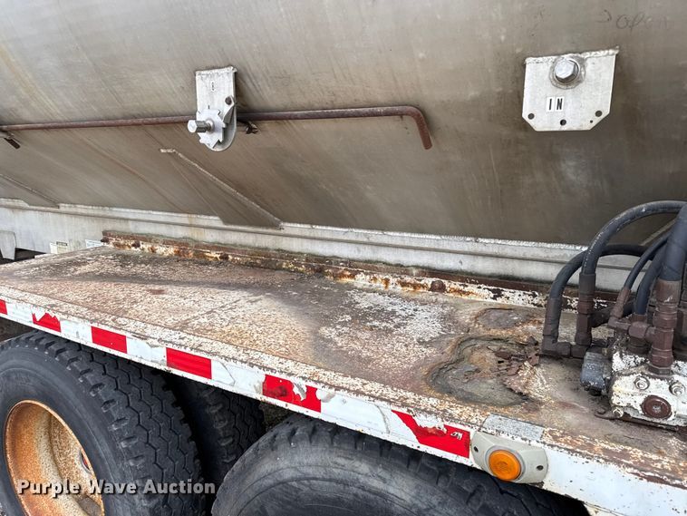 image for item EN0181 2006 Pacer AT45L feed delivery trailer