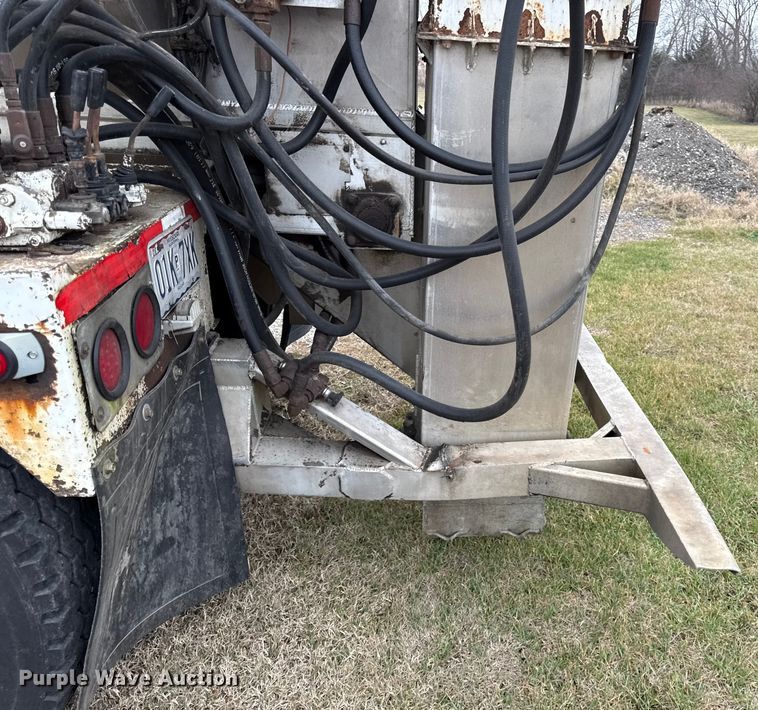 image for item EN0181 2006 Pacer AT45L feed delivery trailer