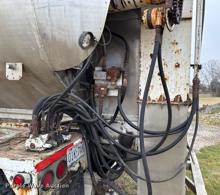 image for item EN0181 2006 Pacer AT45L feed delivery trailer