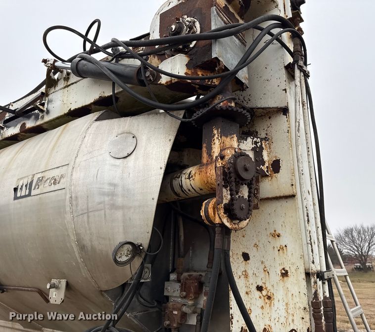 image for item EN0181 2006 Pacer AT45L feed delivery trailer