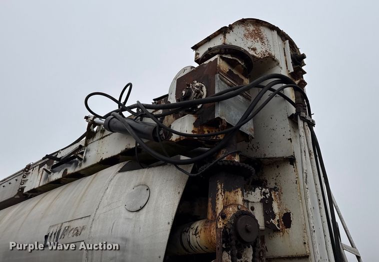 image for item EN0181 2006 Pacer AT45L feed delivery trailer