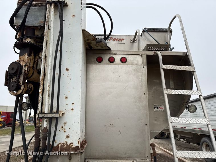 image for item EN0181 2006 Pacer AT45L feed delivery trailer