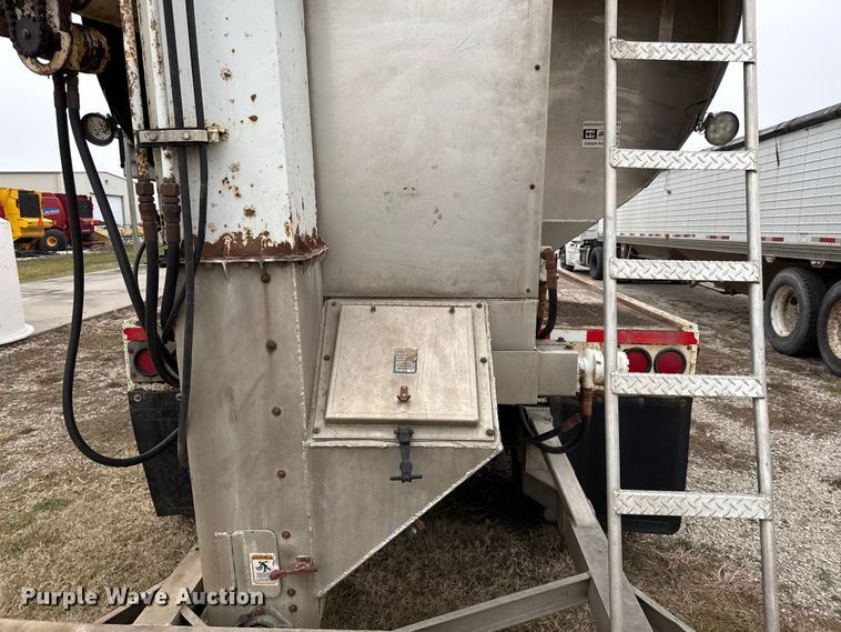 image for item EN0181 2006 Pacer AT45L feed delivery trailer