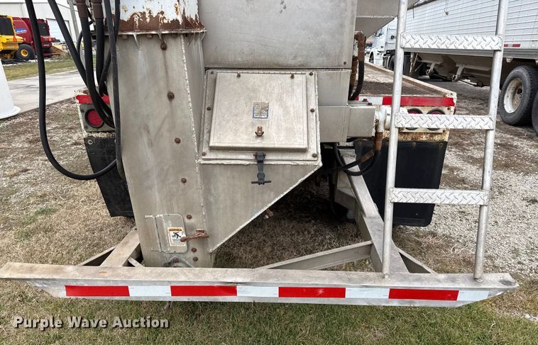 image for item EN0181 2006 Pacer AT45L feed delivery trailer