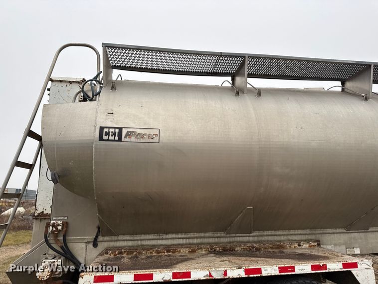 image for item EN0181 2006 Pacer AT45L feed delivery trailer