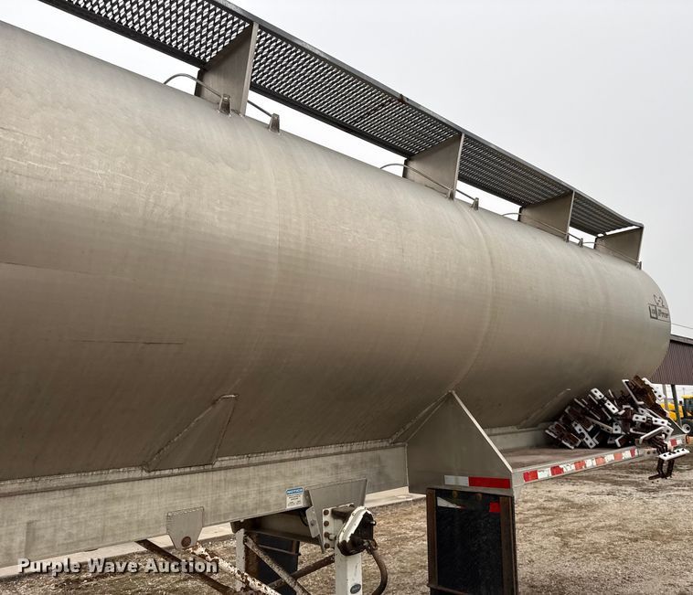 image for item EN0181 2006 Pacer AT45L feed delivery trailer