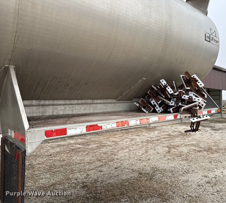 image for item EN0181 2006 Pacer AT45L feed delivery trailer