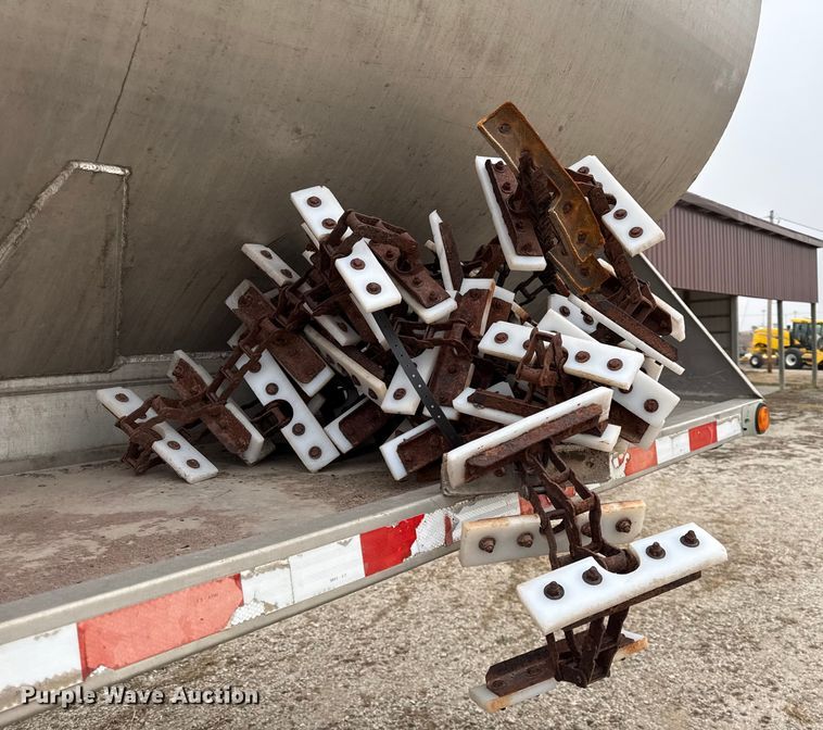 image for item EN0181 2006 Pacer AT45L feed delivery trailer