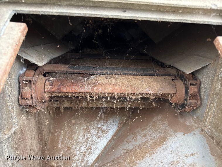 image for item EN0181 2006 Pacer AT45L feed delivery trailer