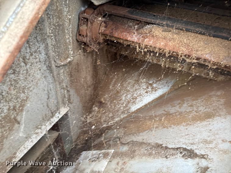 image for item EN0181 2006 Pacer AT45L feed delivery trailer