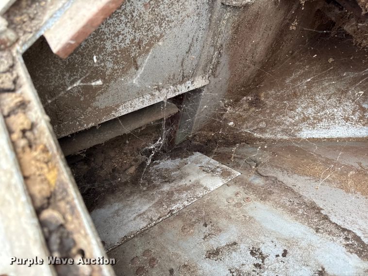 image for item EN0181 2006 Pacer AT45L feed delivery trailer