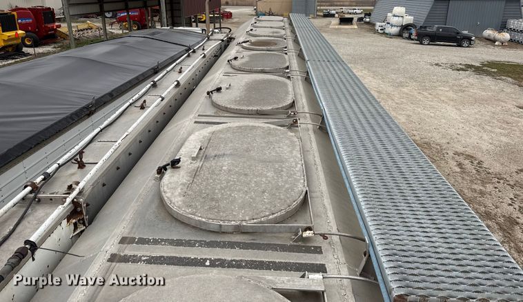 image for item EN0181 2006 Pacer AT45L feed delivery trailer