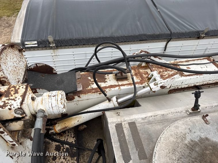 image for item EN0181 2006 Pacer AT45L feed delivery trailer