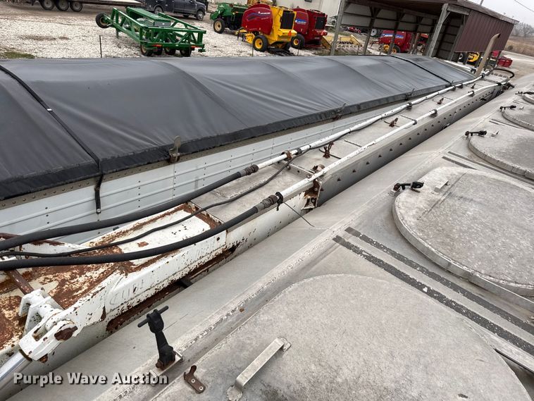 image for item EN0181 2006 Pacer AT45L feed delivery trailer