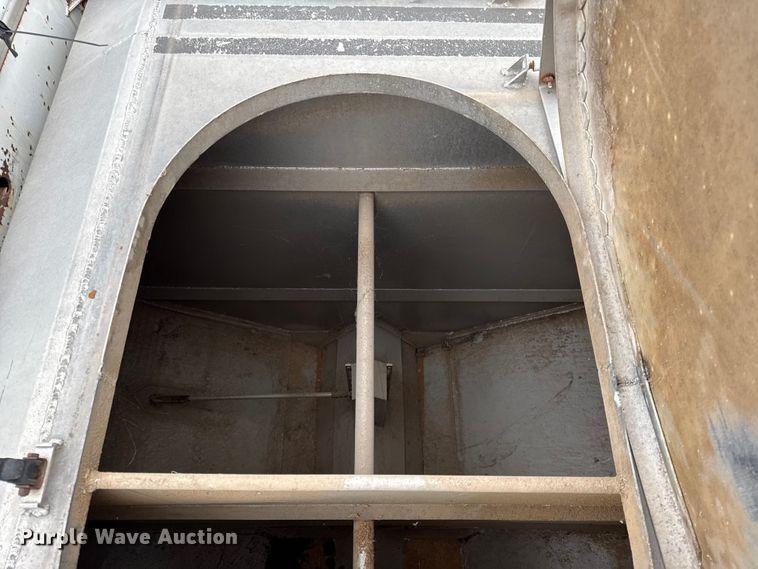 image for item EN0181 2006 Pacer AT45L feed delivery trailer