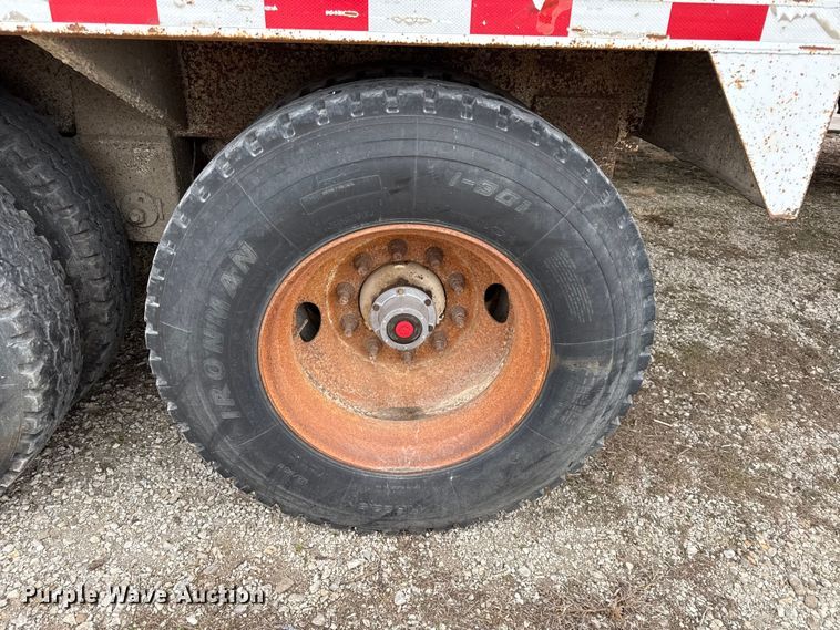 image for item EN0181 2006 Pacer AT45L feed delivery trailer