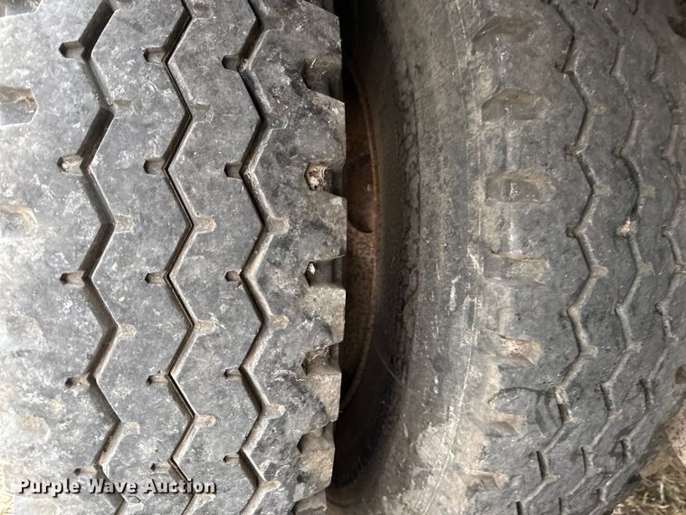 image for item EN0181 2006 Pacer AT45L feed delivery trailer