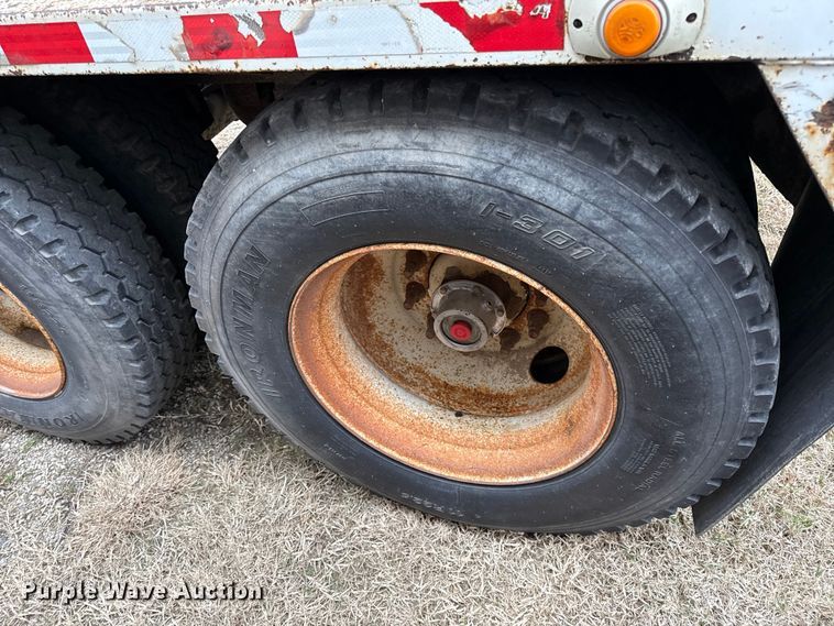 image for item EN0181 2006 Pacer AT45L feed delivery trailer