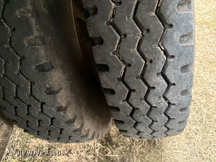 image for item EN0181 2006 Pacer AT45L feed delivery trailer