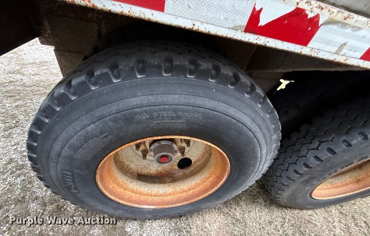 image for item EN0181 2006 Pacer AT45L feed delivery trailer